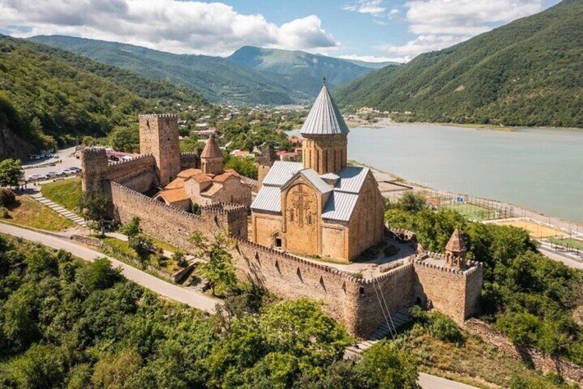 Ananuri fortress 