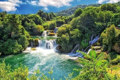 Split: Krka Waterfalls morgon/eftermiddag med Boat Cruse, olivolja och vins...