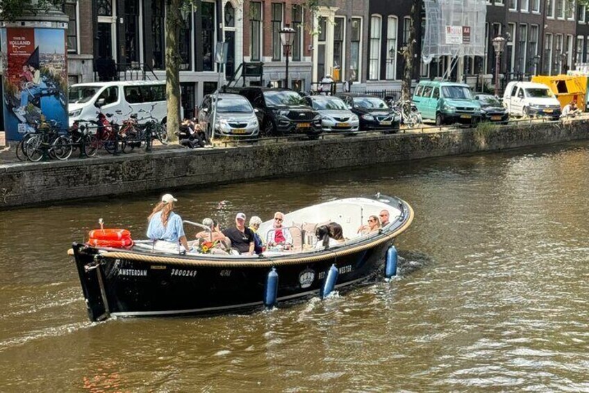 Amsterdam Small-Group Canal Cruise Including Snacks and Drinks