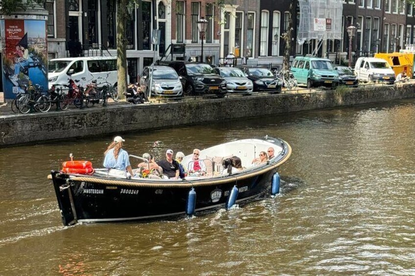 Amsterdam Small-Group Canal Cruise Including Snacks and Drinks