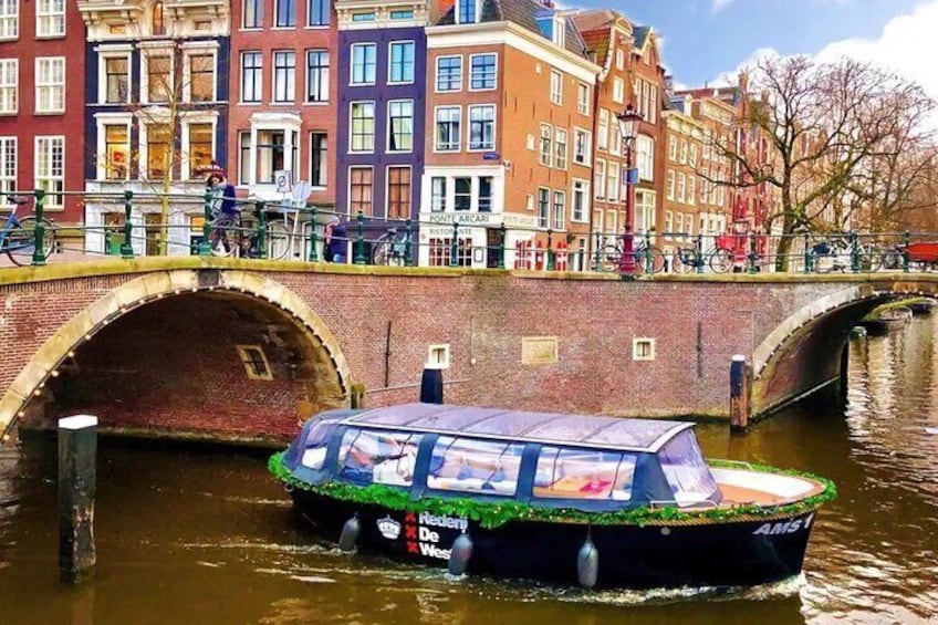 Amsterdam Small-Group Canal Cruise Including Snacks and Drinks