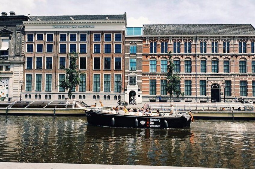 Amsterdam Small-Group Canal Cruise Plus Snacks and Drinks