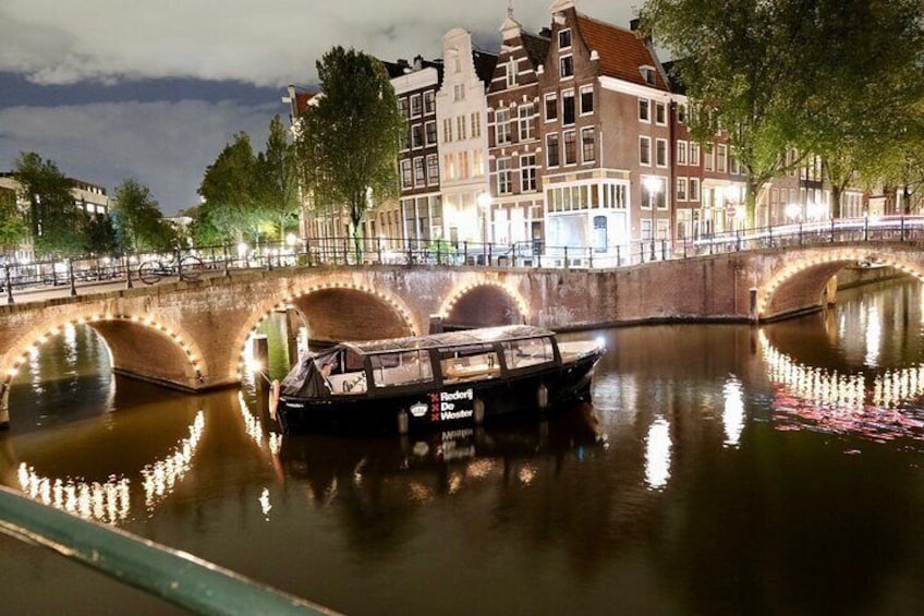 Amsterdam Small-Group Canal Cruise Including Snacks and Drinks