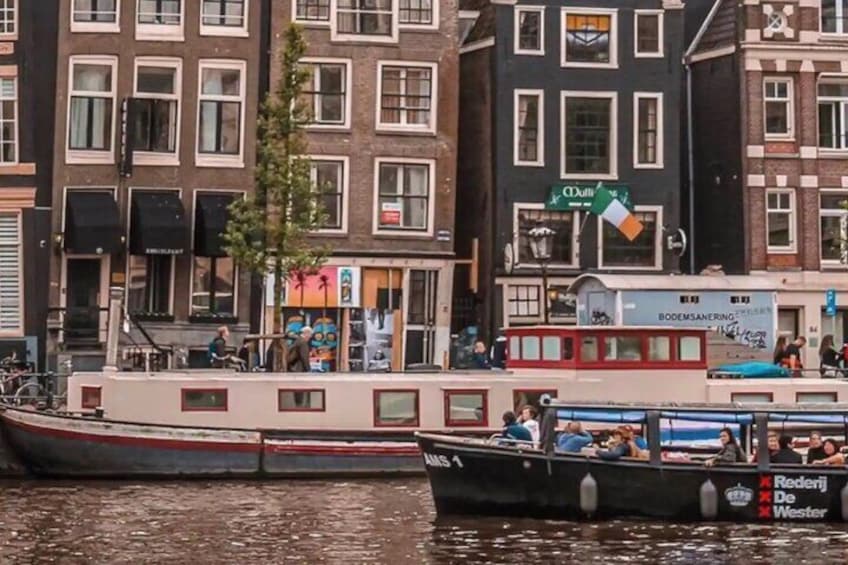 Amsterdam Small-Group Canal Cruise Including Snacks and Drinks