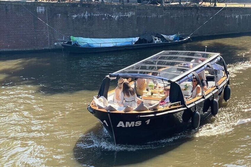 Amsterdam Small-Group Canal Cruise Including Snacks and Drinks