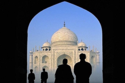 Romantic Honeymoon Tour In Taj Mahal Suroundings