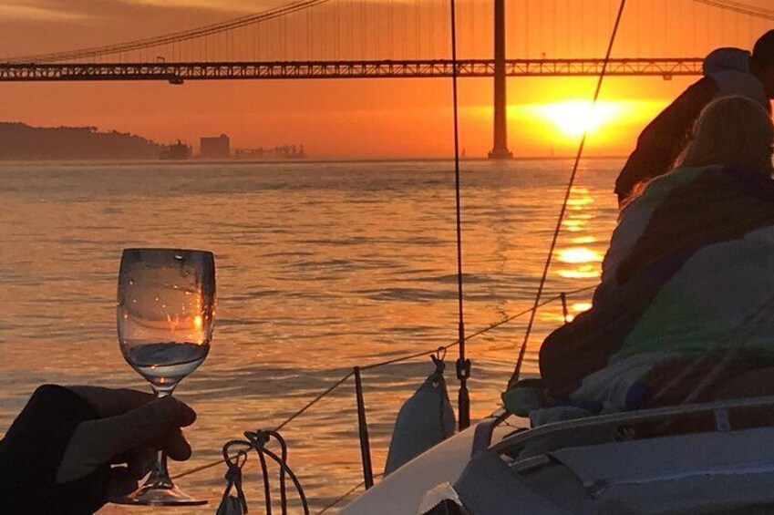 2 Hour Lisbon Sunset and Wine Sailing Tour