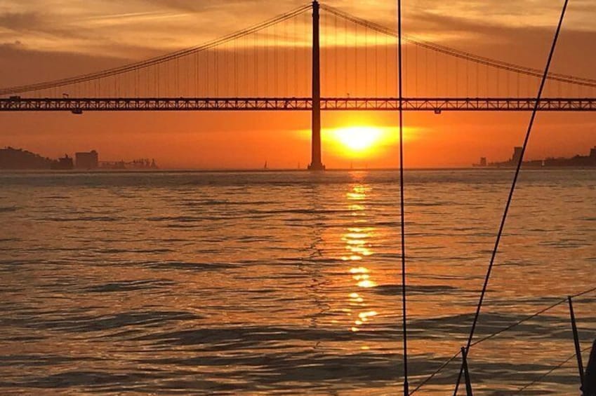 2 Hour Lisbon Sunset and Wine Sailing Tour