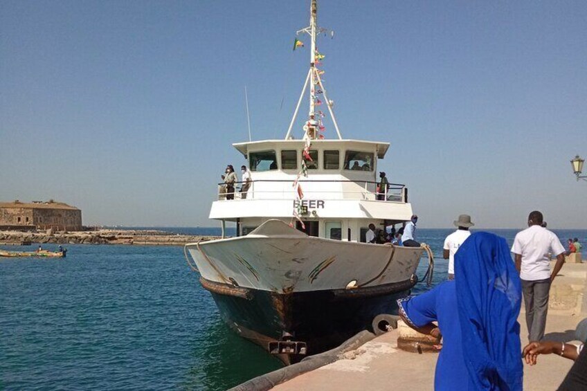 The ferry arriving on Goree