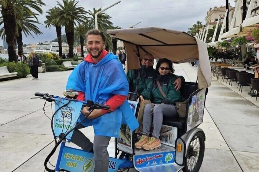 Split Tour in Private Electric Rickshaw