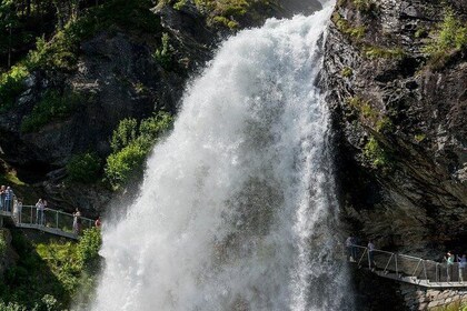 Private tour - Hardangerfjord, Voss Gondol & 4 Great Waterfalls