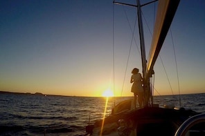 Dinner Onboard and Sunset Sailing Private Tour (6p max)