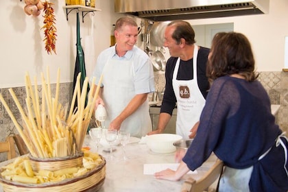 Clase de cocina para grupos pequeños en Sorrento con Prosecco y Tiramisú