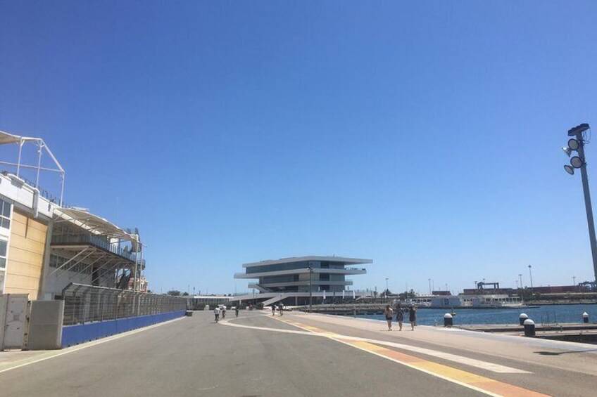 We cycle over the Formula 1 circuit of Valencia!