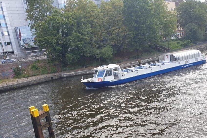 Capital Dinner Cruise at Sunset with Sightseeing of Berlin