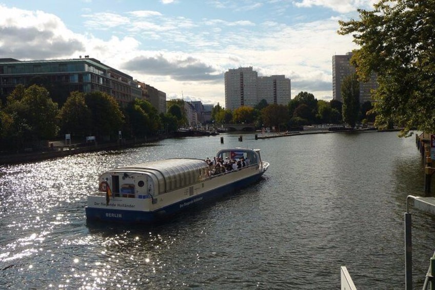 Capital Dinner Cruise at Sunset with Sightseeing of Berlin