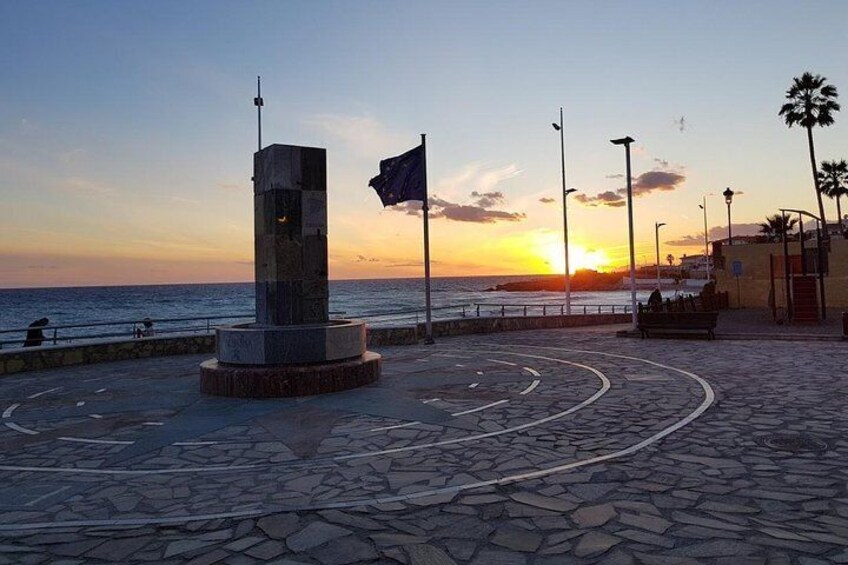 Private guided walk around Nerja including one beverage and tapa.
