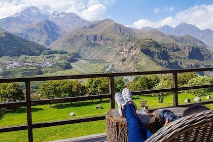 Höjdpunkter i Kaukasusbergen-Jinvali, Ananuri, Gudauri, Kazbegi (Grupptur)