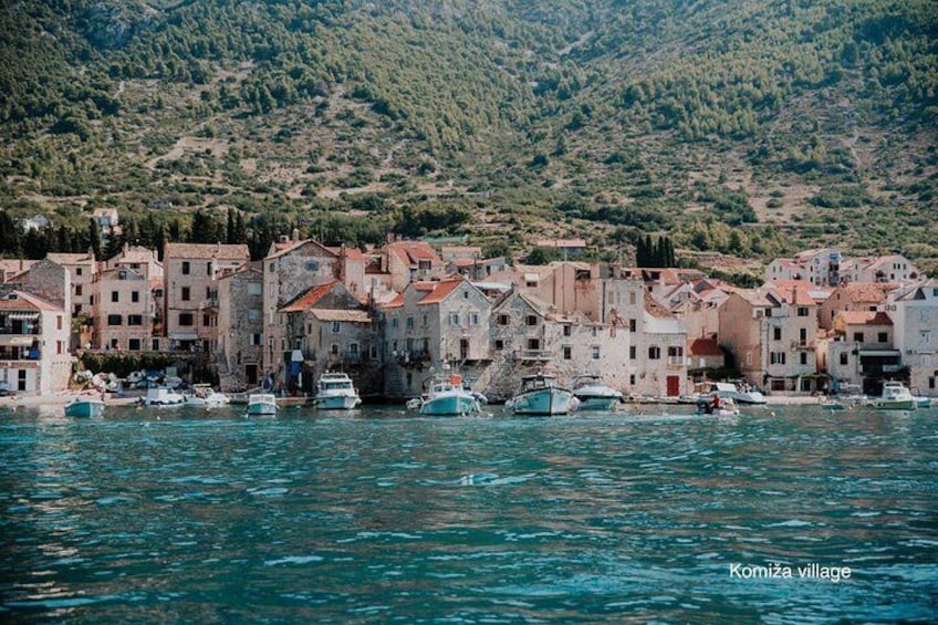 Five Island Speedboat Tour Featuring the Blue Cave and Hvar