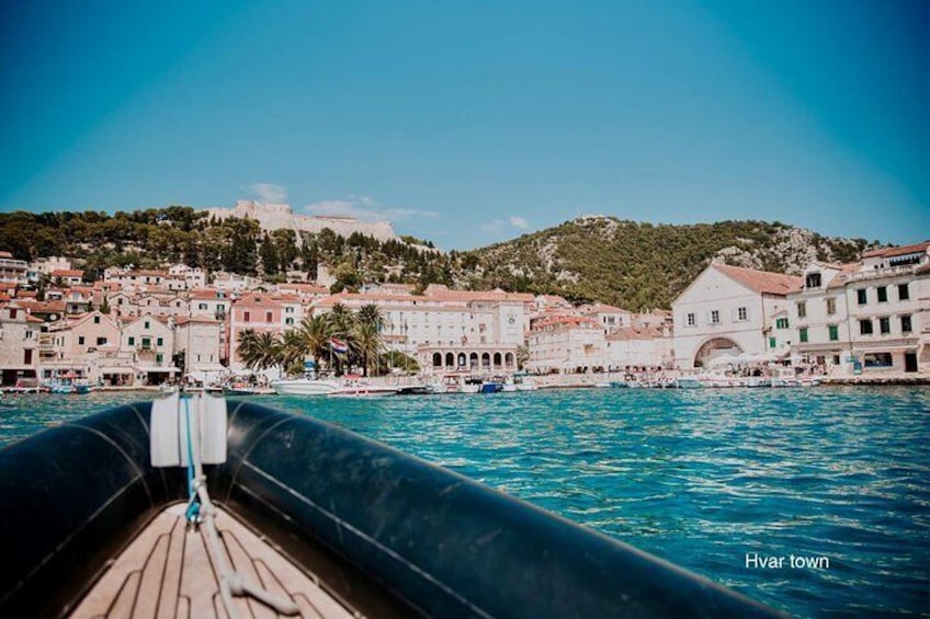 Five Island Speedboat Tour Featuring the Blue Cave and Hvar