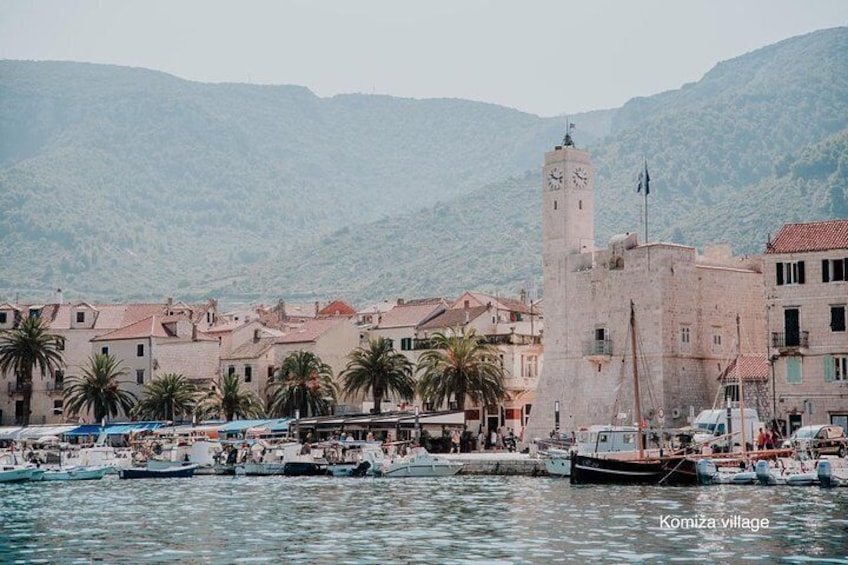 Five Island Speedboat Tour Featuring the Blue Cave and Hvar
