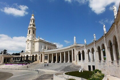 Ganztägige Tour nach Fátima, Batalha, Nazaré und Óbidos ab Lissabon (Kleing...