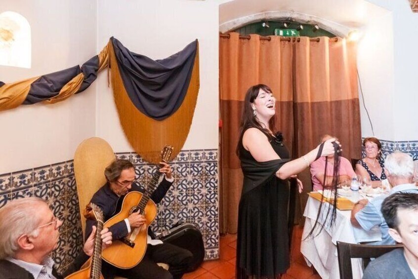 Lisbon: Authentic Fado Show, Dinner and Night Tour