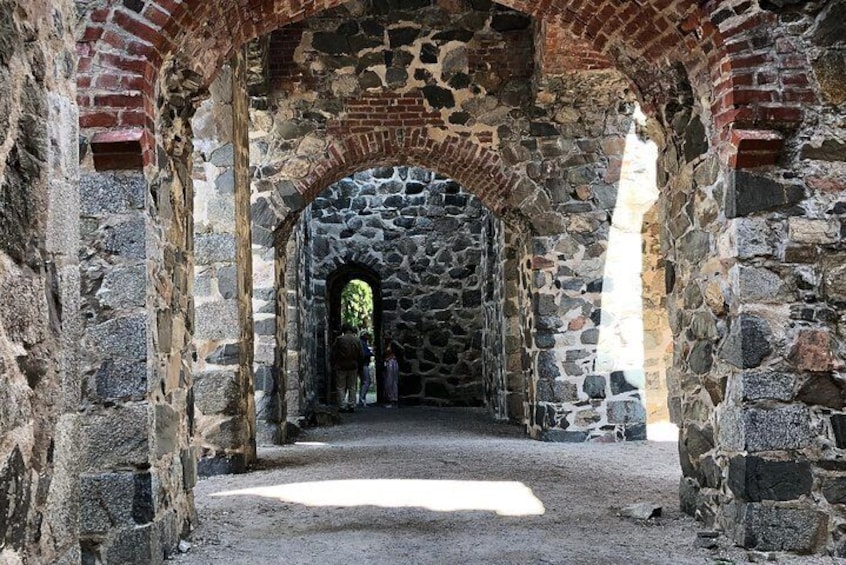 St olofs chuch ruin inside