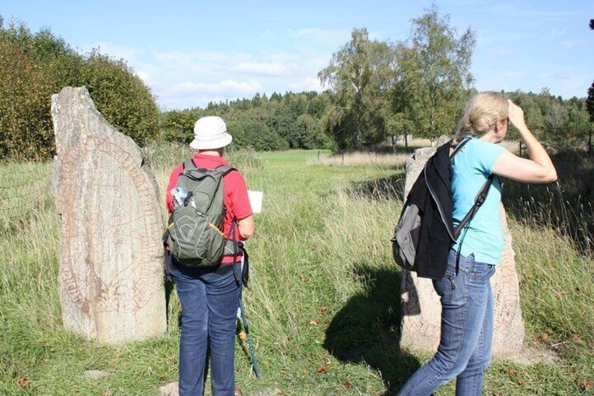 Guests at Broby bro gravefield.