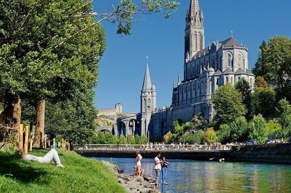 Lourdes guided tour and transport from Pamplona/San Sebastian.