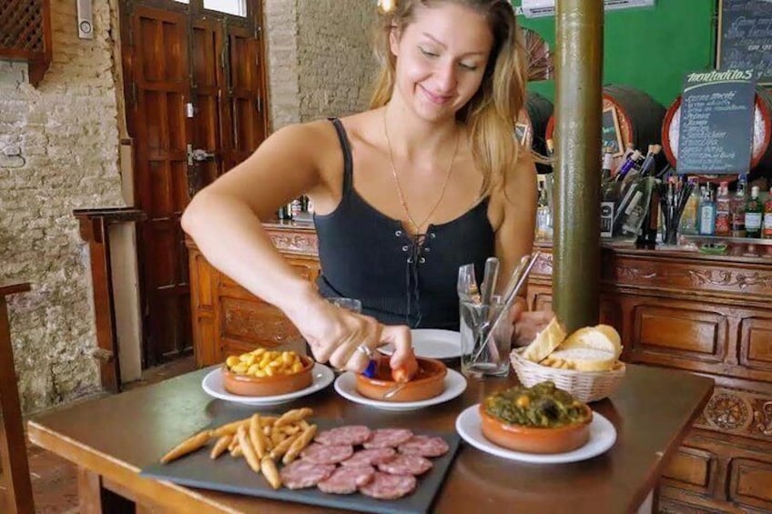 Sevilla Food Tour: Tapas, Wine, History & Traditions