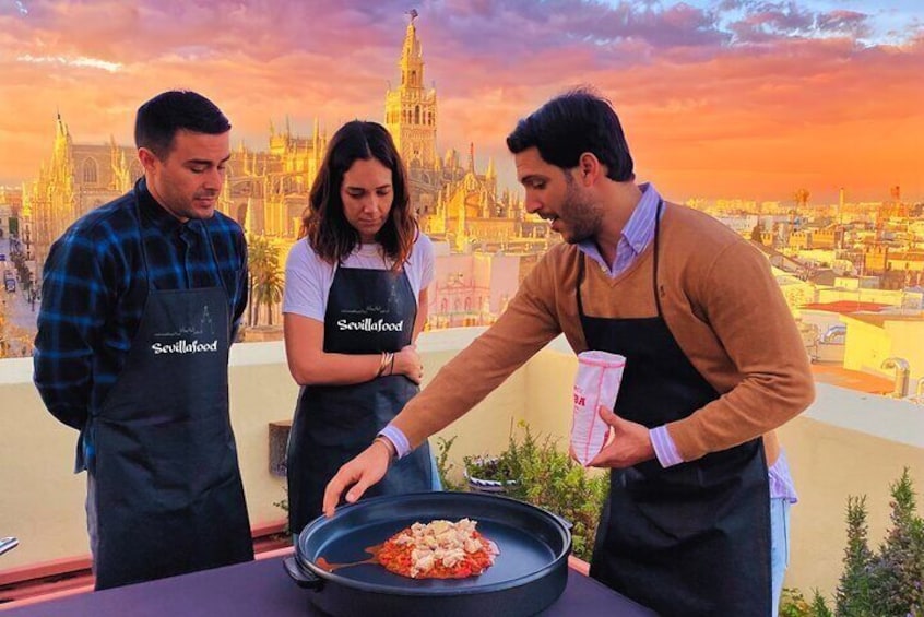 Panoramic Highlights Rooftop Tour & Paella Cooking Class Sevilla