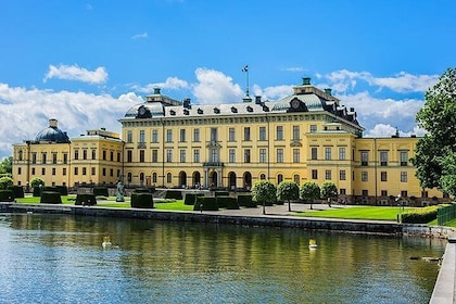Drottningholm palace tour in Stockholm by VIP car and private guide