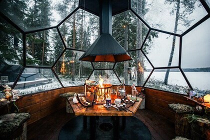 Cena dell'aurora boreale in un igloo di vetro