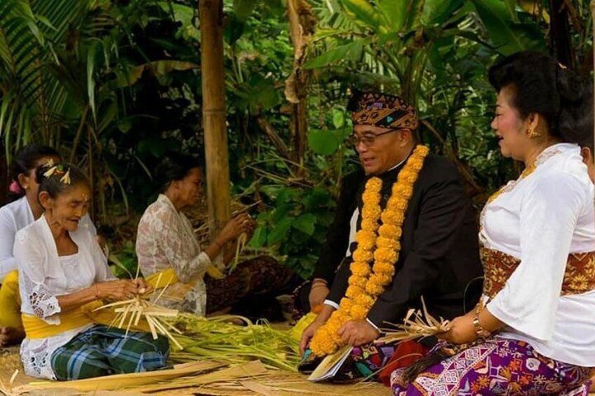 Bali Hindu Ritual's Offering Making Class