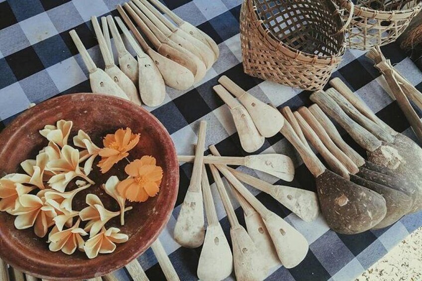 Bali Hindu Ritual's Offering Making Class