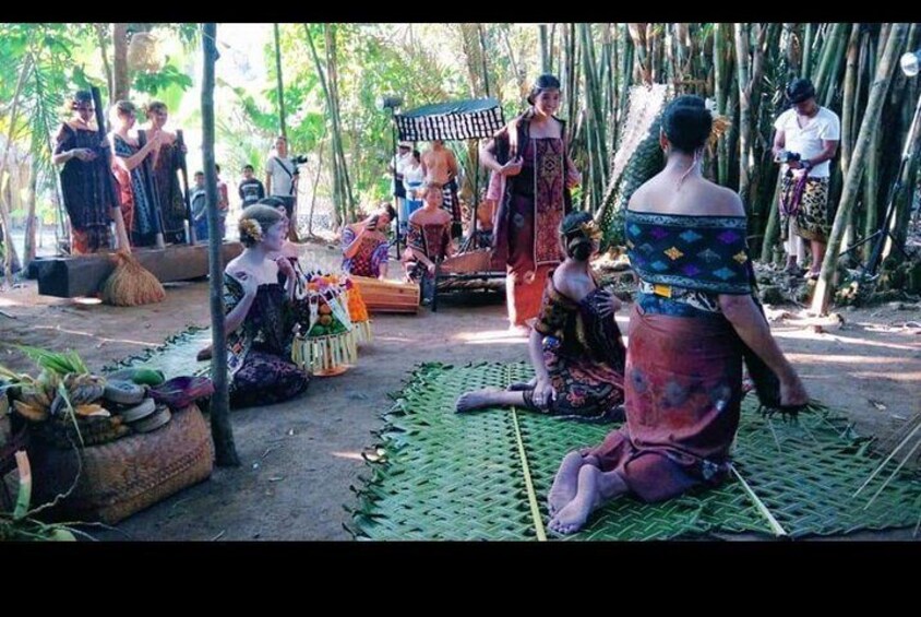 Bali Hindu Ritual's Offering Making Class