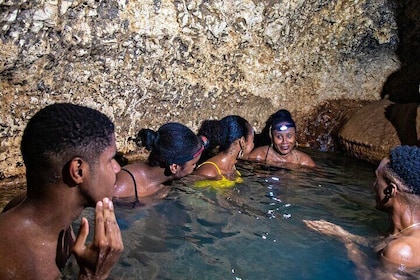 Caminata a la cueva de Cole