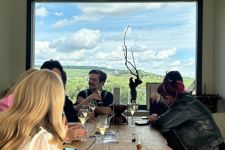 De los productores de la familia Champagne de la mañana de Reims