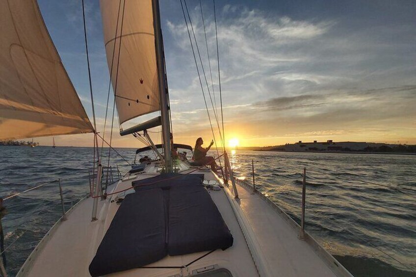 Golden Hour Boat Tour - Sunset Sailing by the Monuments with Wine