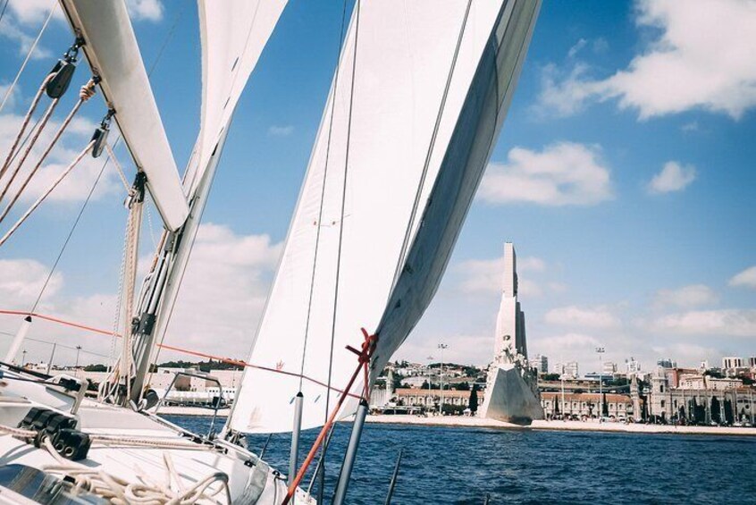 Golden Hour Boat Tour - Sunset Sailing by the Monuments with Wine