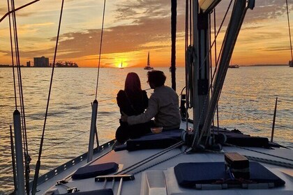 Golden Hour Boat Tour - Sailing by the Monuments with Wine