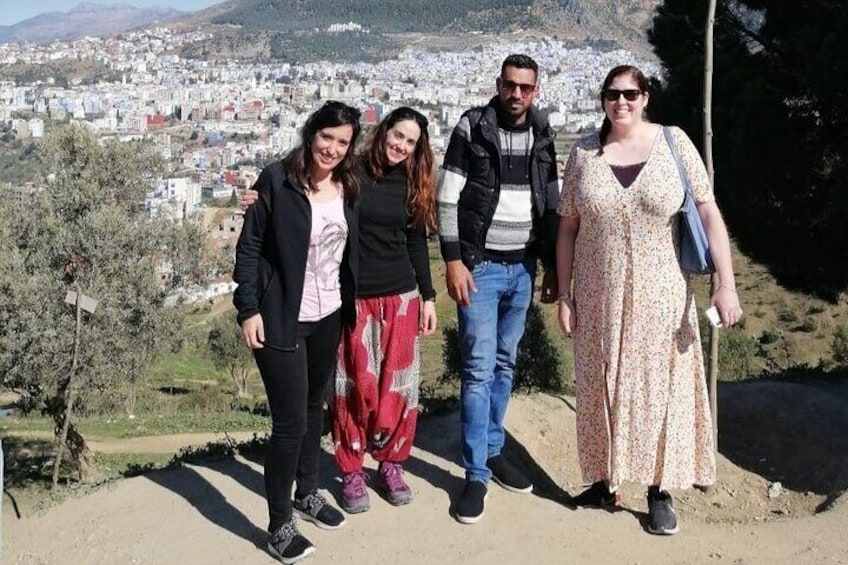 Our guid with his clients behind them the panoramic view of chefchaouen