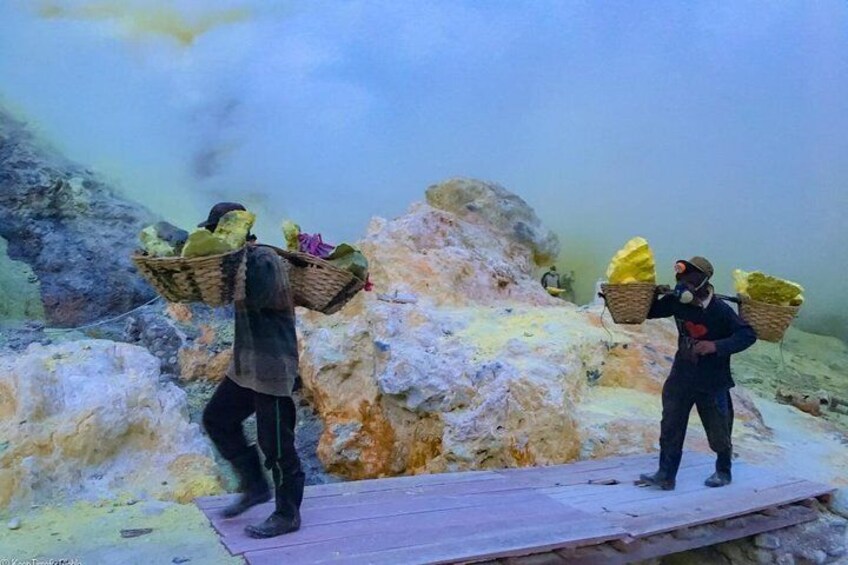 Kawah Ijen Midnight Tour (1 Day)