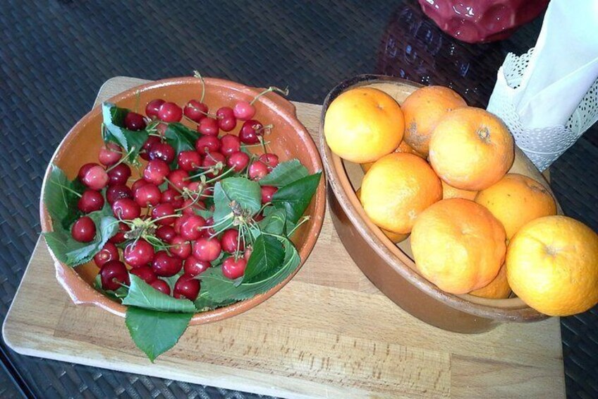 Douro Valley tours with local products: cherries and oranges