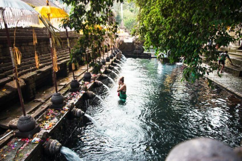 Tirta Empul Thttps://media-cdn.tripadvisor.com/media/attractions-splice-spp-720x480/0a/66/49/77.jpgemple