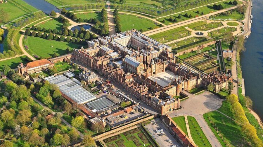 Hampton Court guided tour Full day and High Tea