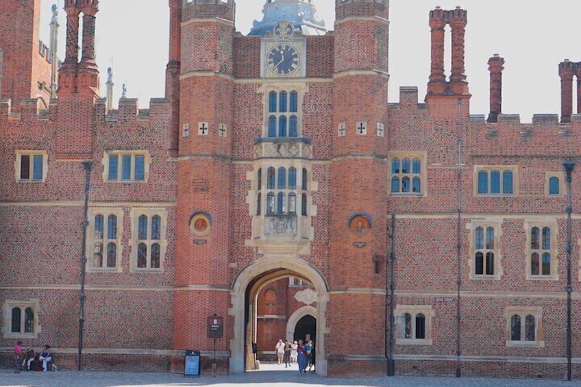 Hampton Court guided tour Full day and High Tea 