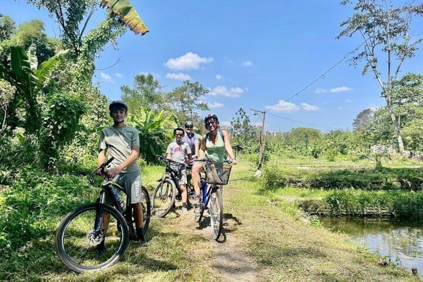 Enjoying the natural environment,the countryside,paddy fields,fish ponds by cycling is really a pleasant thing.
