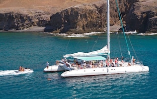 4-Hour Catamaran Sailing Trip from Puerto Calero